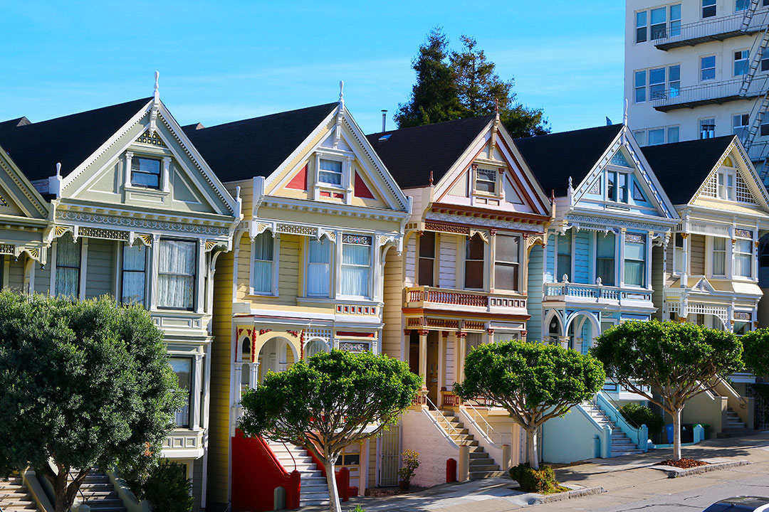 5 beautiful, almost identical houses, side by side, all in different colours, known at the Painted Ladies in San Francisco