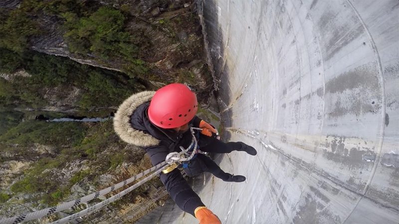 Abseiling down Gordon Dam Tasmania with Aardvark Adventures