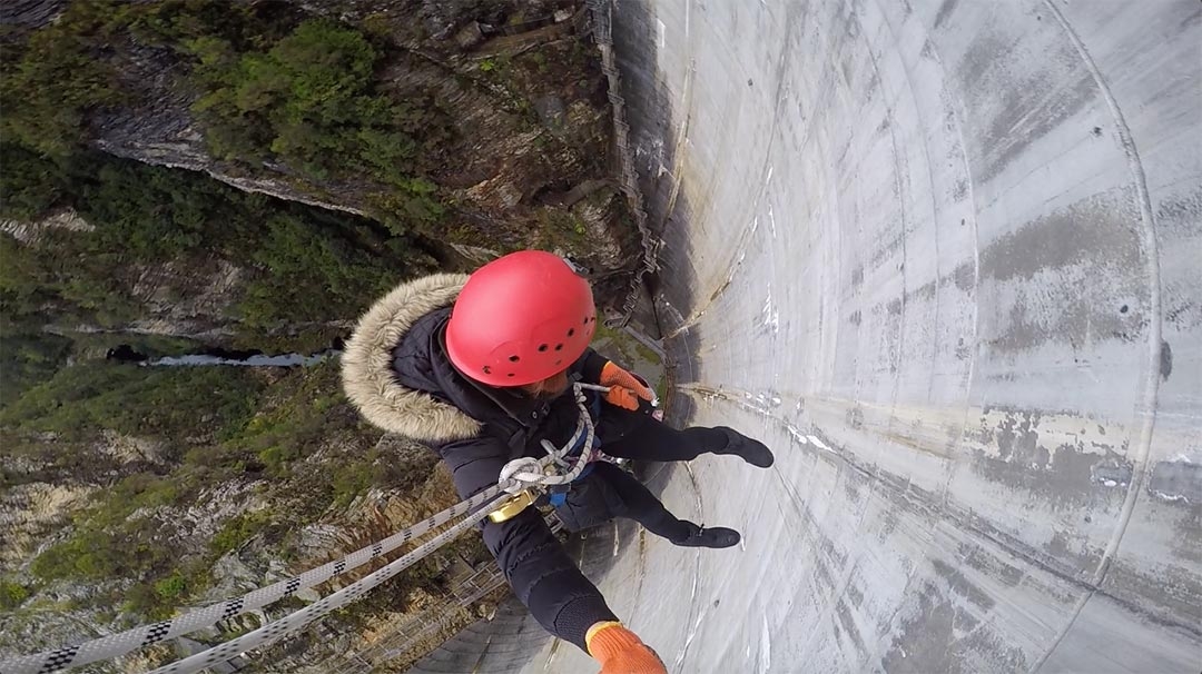 Abseiling down Gordon Dam Tasmania with Aardvark Adventures