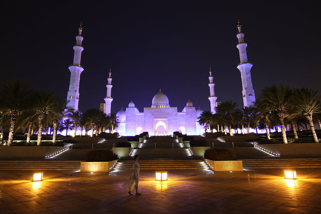 Sheikh Zayed Mosque in Abu Dhabi at night